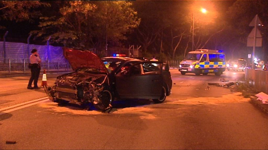 葵涌私家車避追截撞欄一人被捕