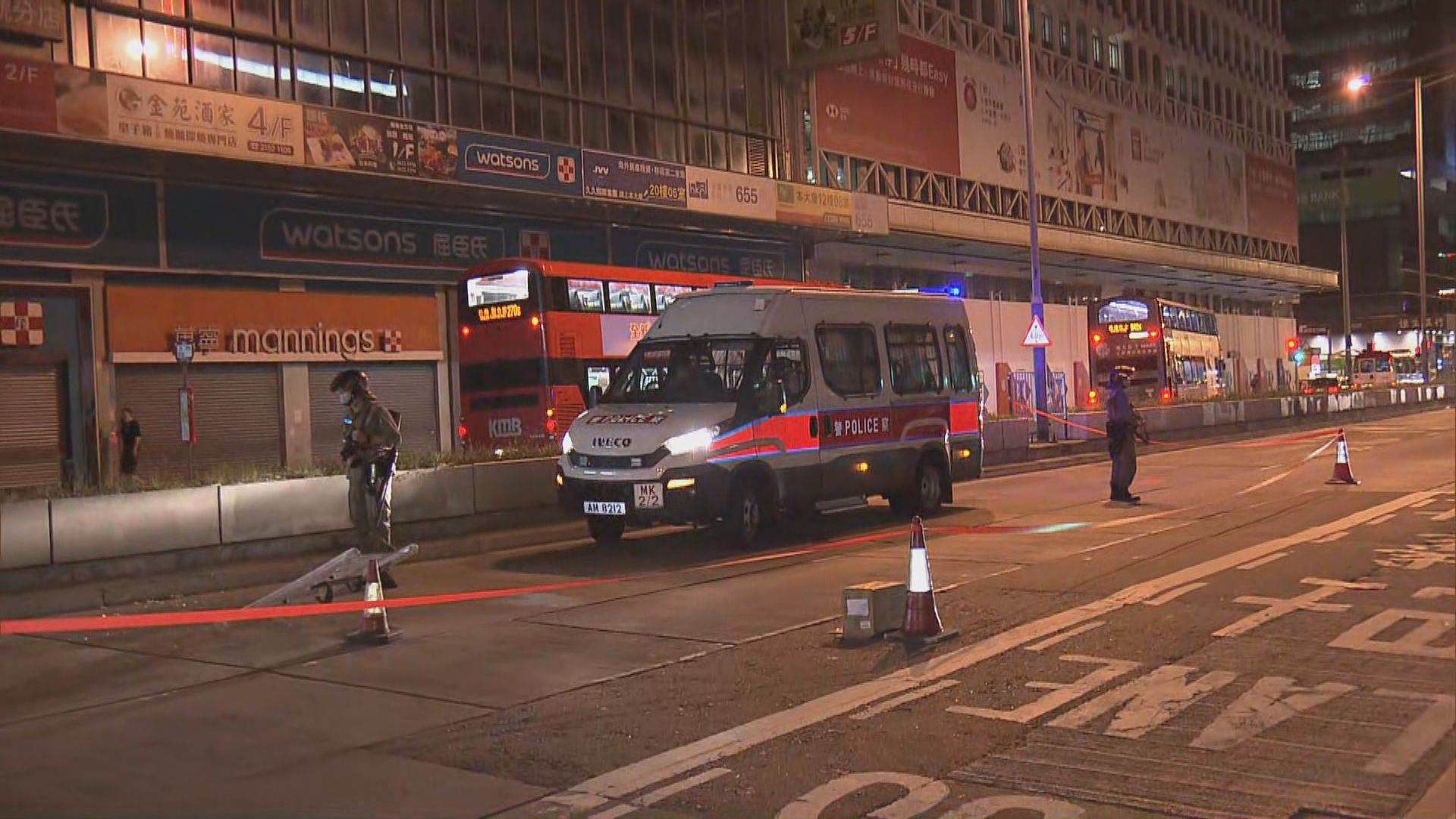 旺角警車遭汽油彈縱火警拘一漢