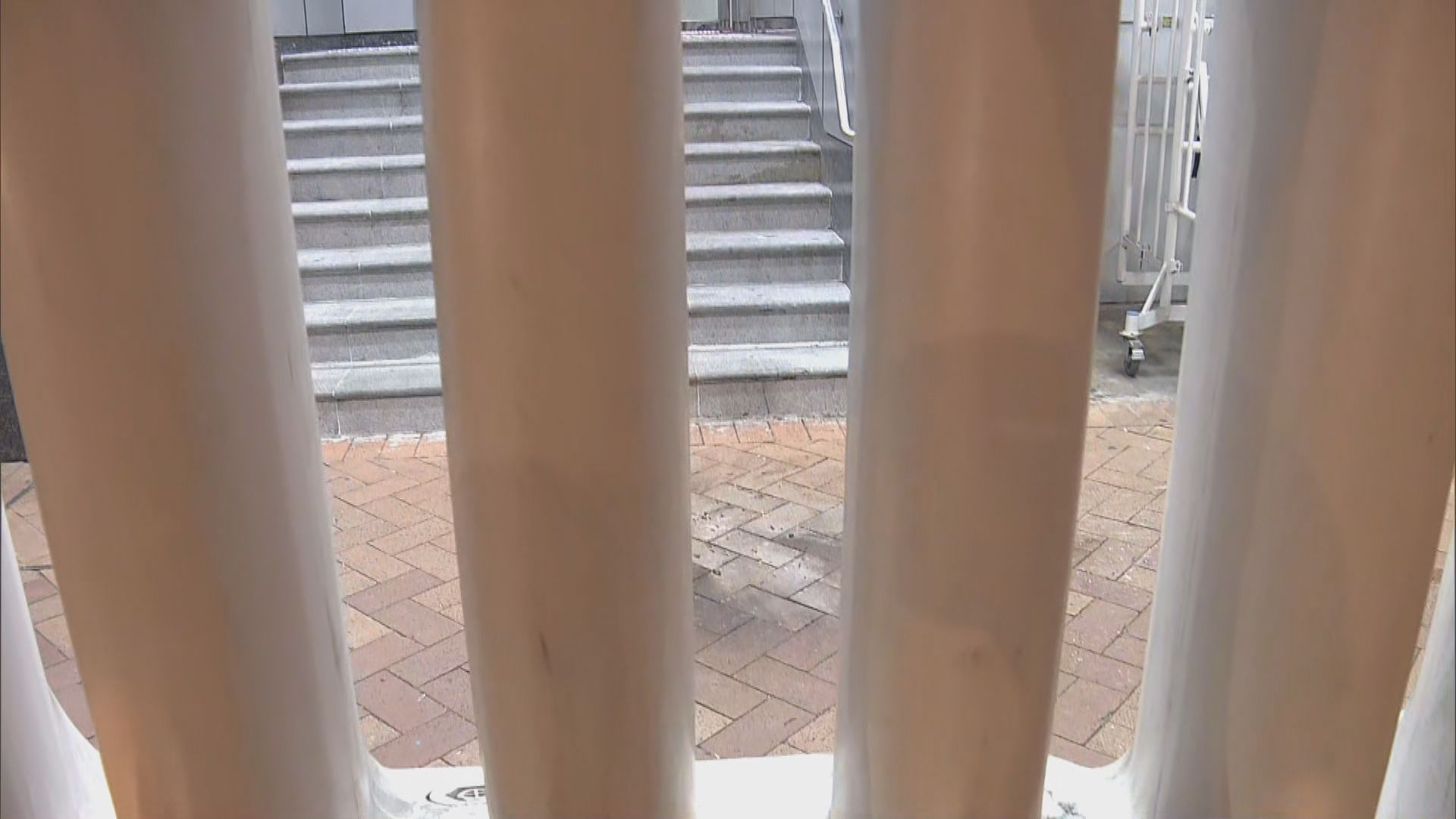 旺角警署及紅磡警署遭汽油彈縱火無人傷