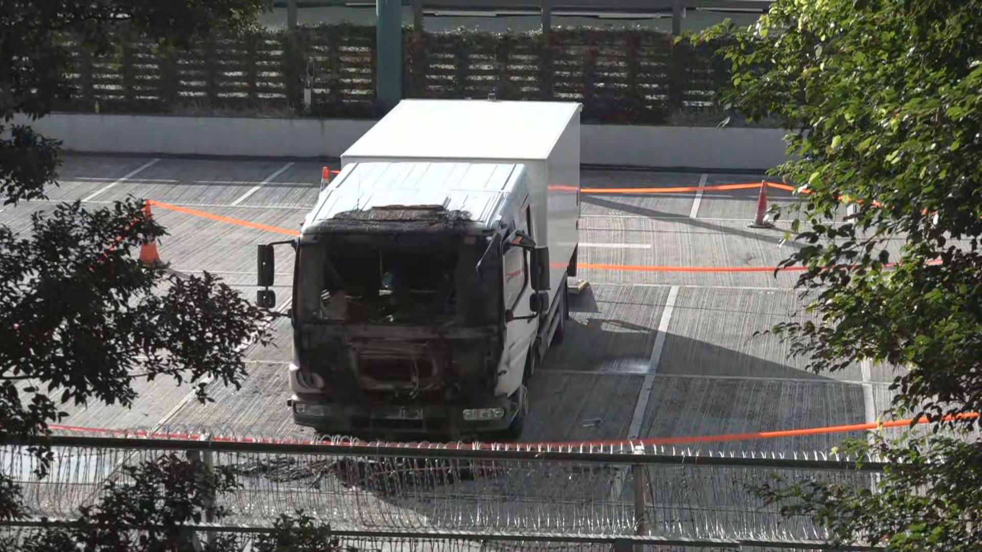 警察遊樂會凌晨被投十個汽油彈　波及一部貨車