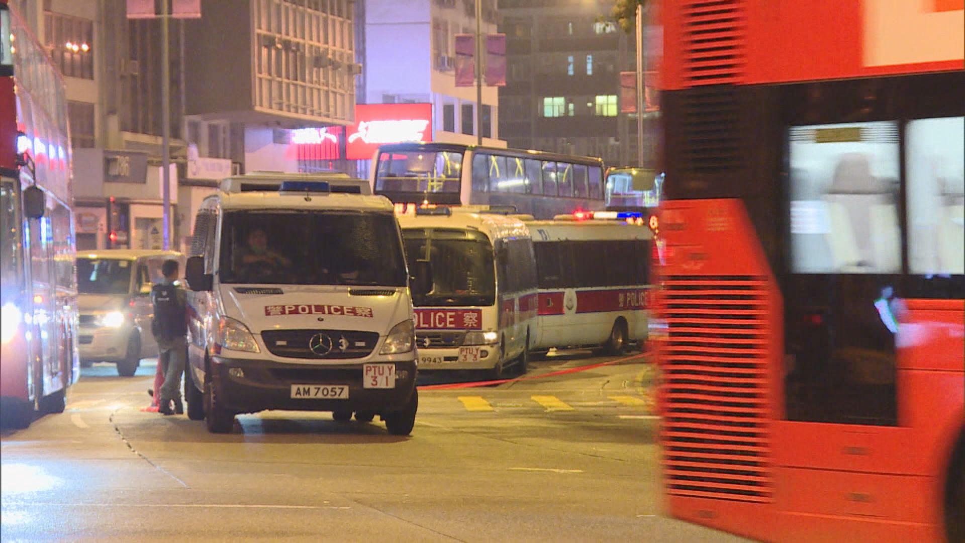 旺角警車遭投擲汽油彈　尾隨便衣當場拘捕一名青年