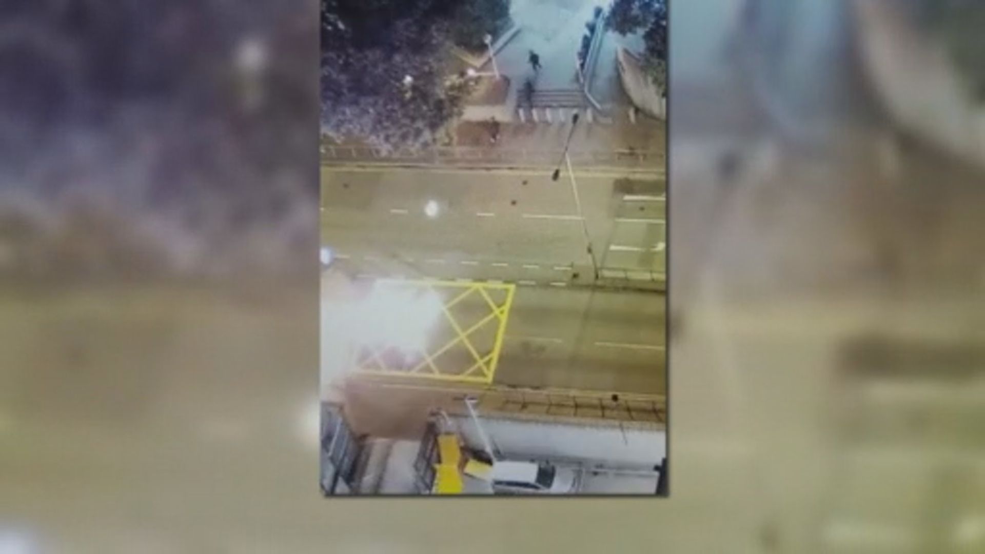 三名黑衣人向葵涌警署投擲汽油彈