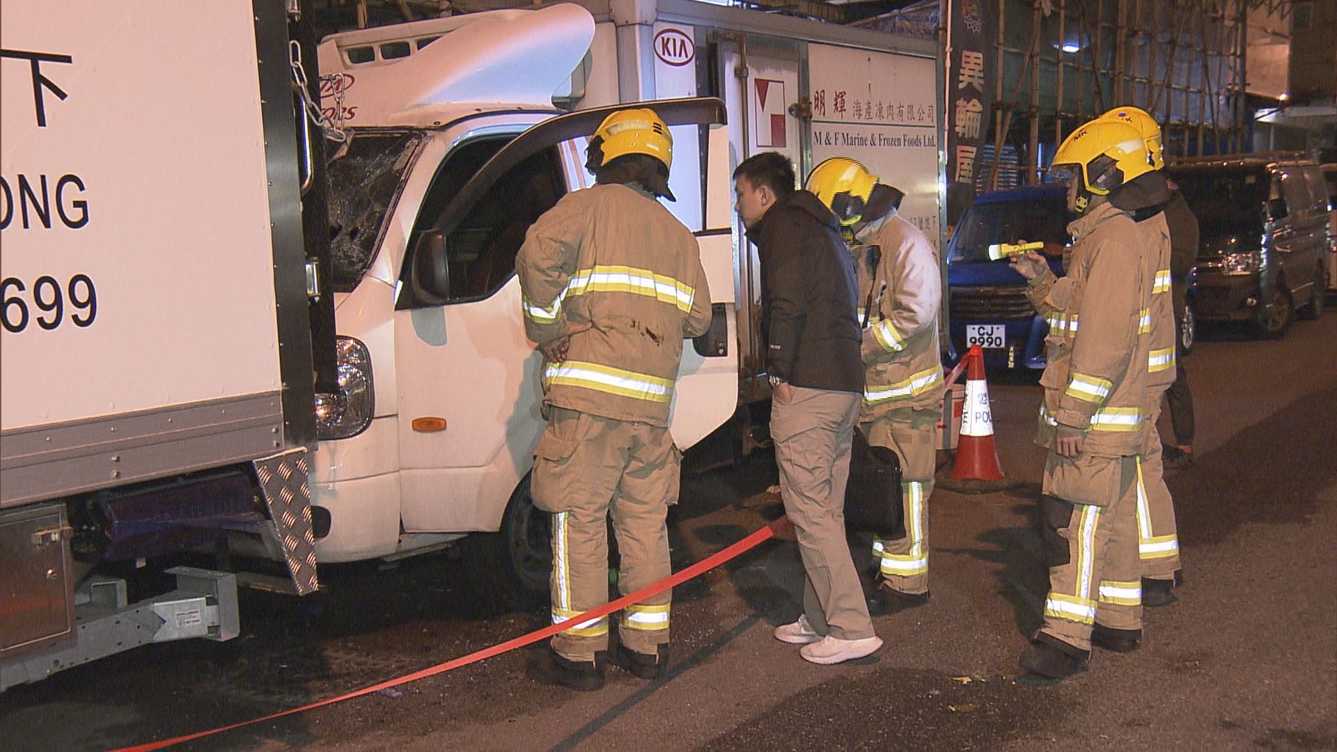 大角咀兩貨車遭汽油彈縱火　無人傷