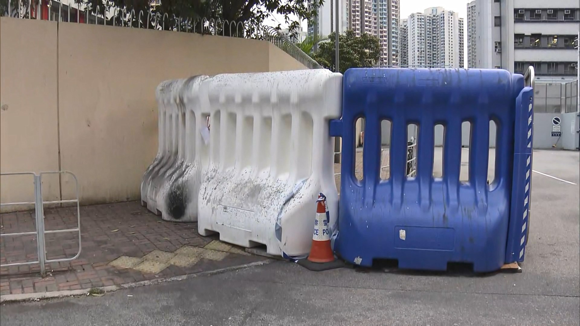 天水圍警署外被擲汽油彈無人傷