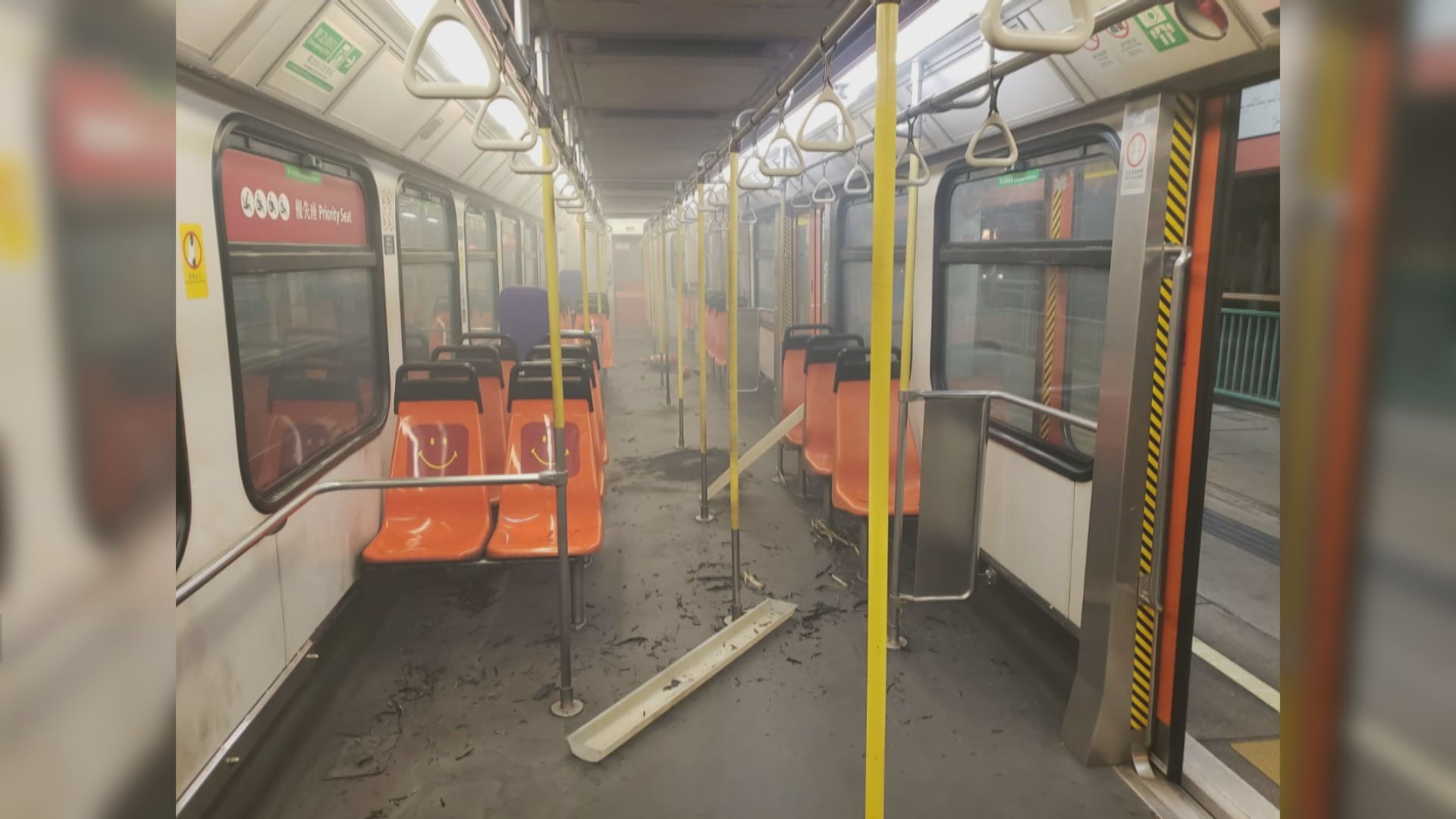 屯門輕鐵遭人投擲汽油彈燒縱火