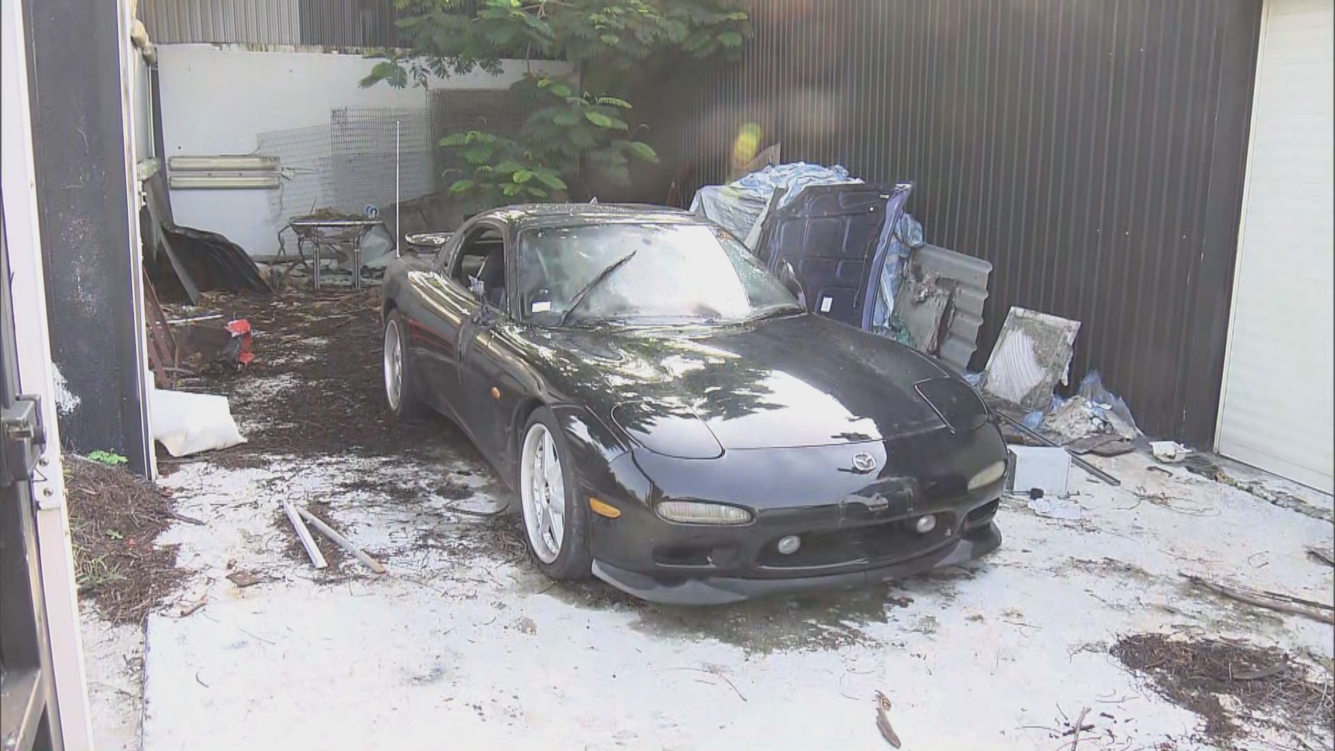 元朗車房外三輛私家車遭縱火無人傷