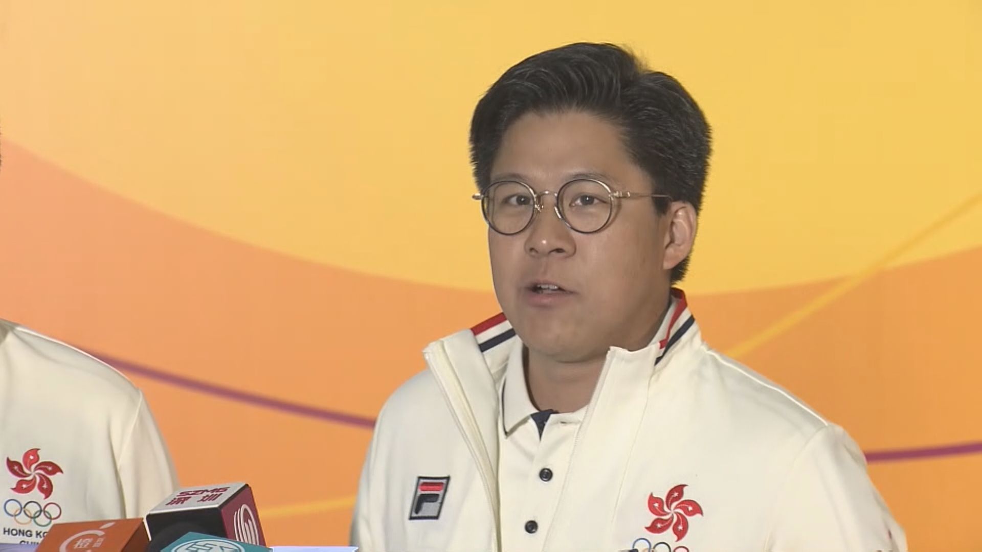亞運代表團回港 霍啟剛：港隊奪世界級成績為港爭光