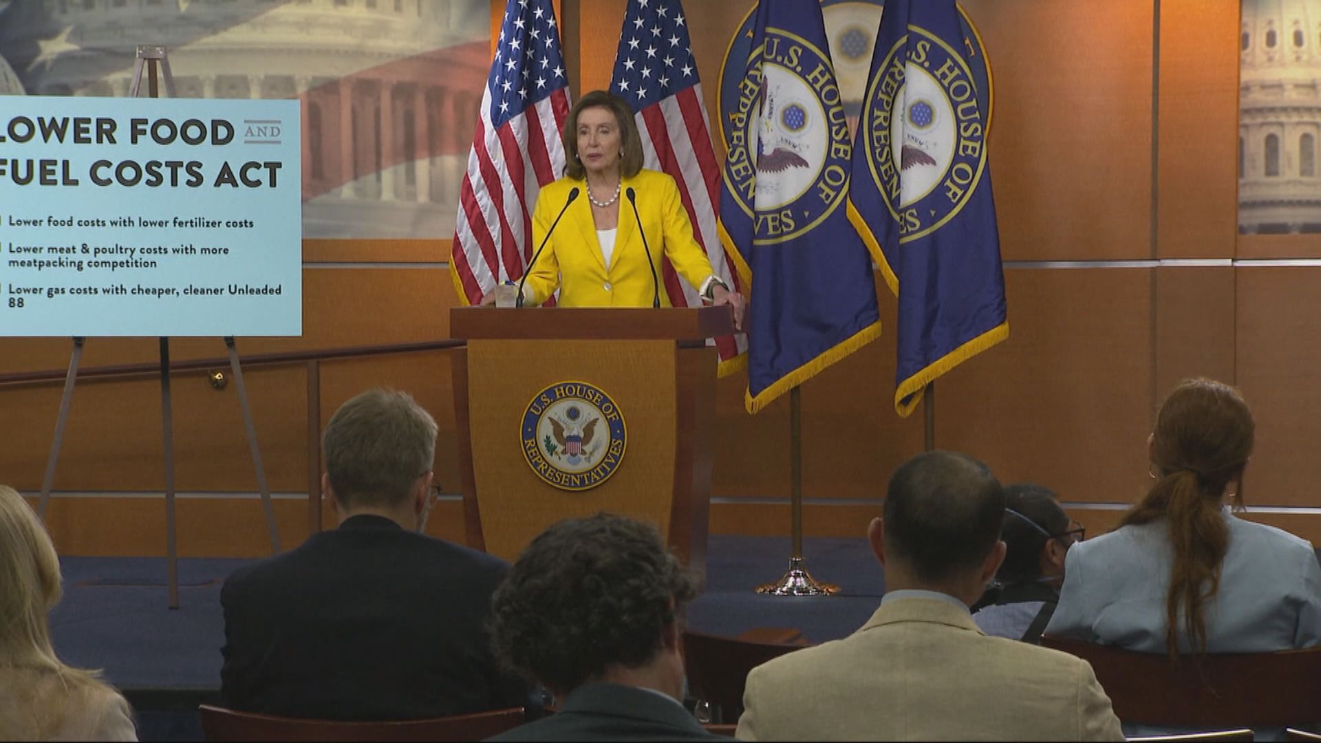 台灣傳媒引述消息報道佩洛西周二晚到台北