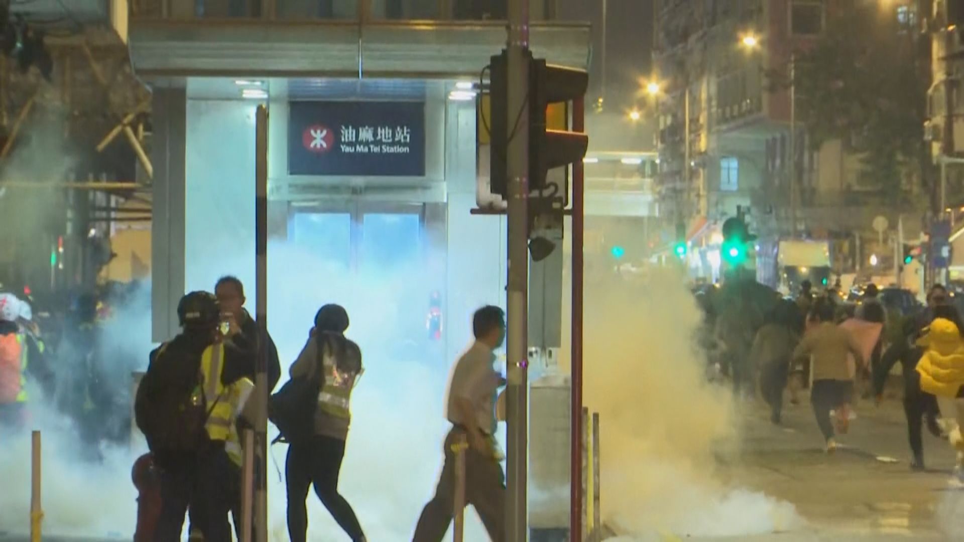 彌敦道有人放煙火縱火迎接新年　防暴警施放催淚彈