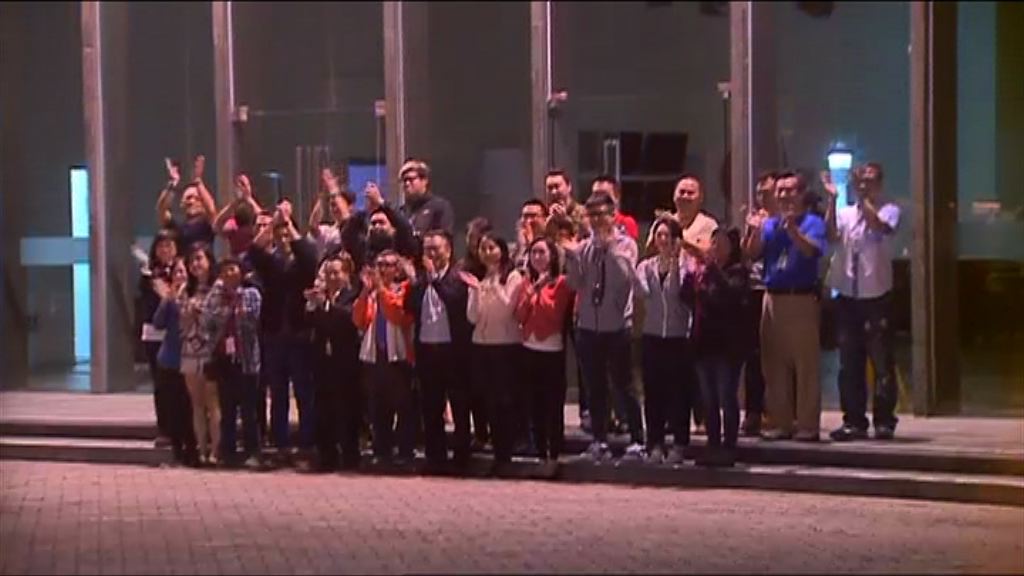 亞視員工揮手致謝離開大埔總部