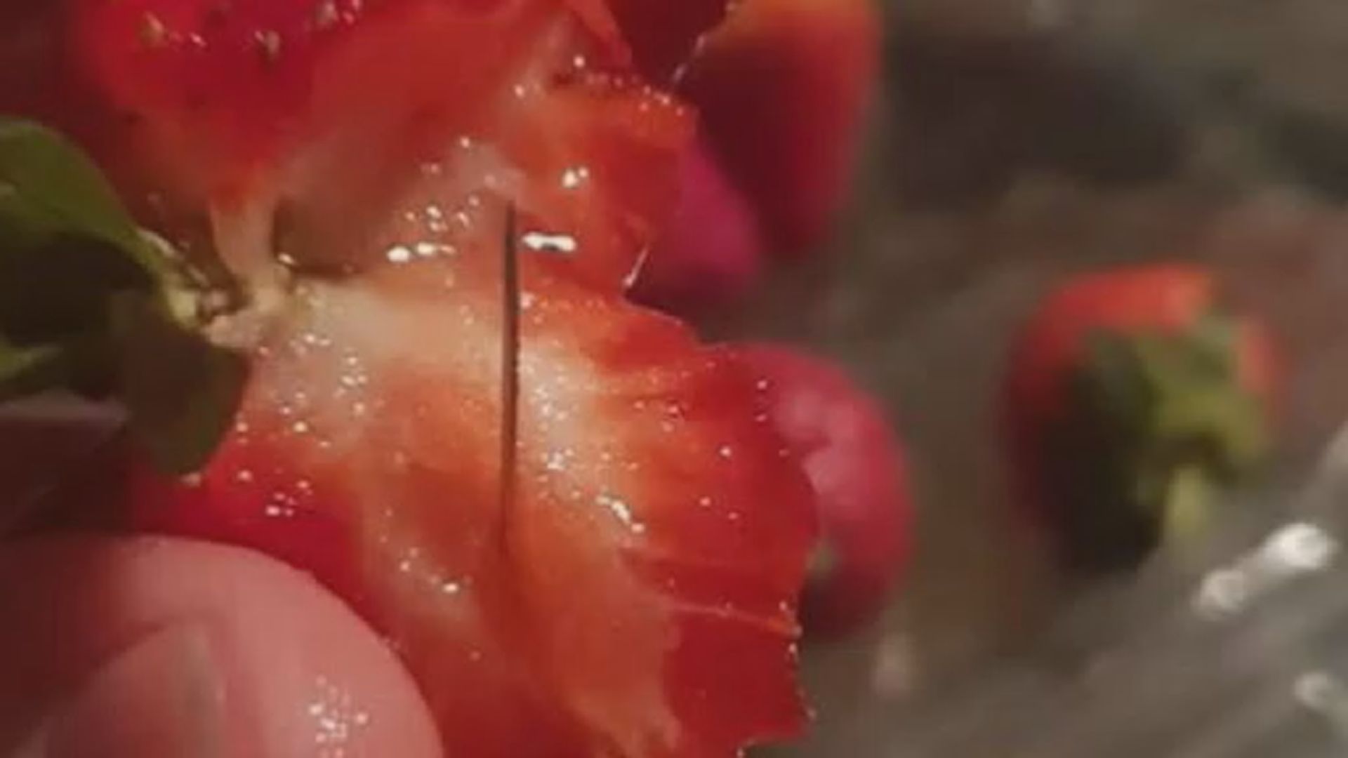 澳洲多個品牌士多啤梨疑遭人插針