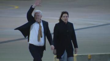 獲釋的阿桑奇返抵家鄉澳洲 阿爾巴尼斯感謝美英協助