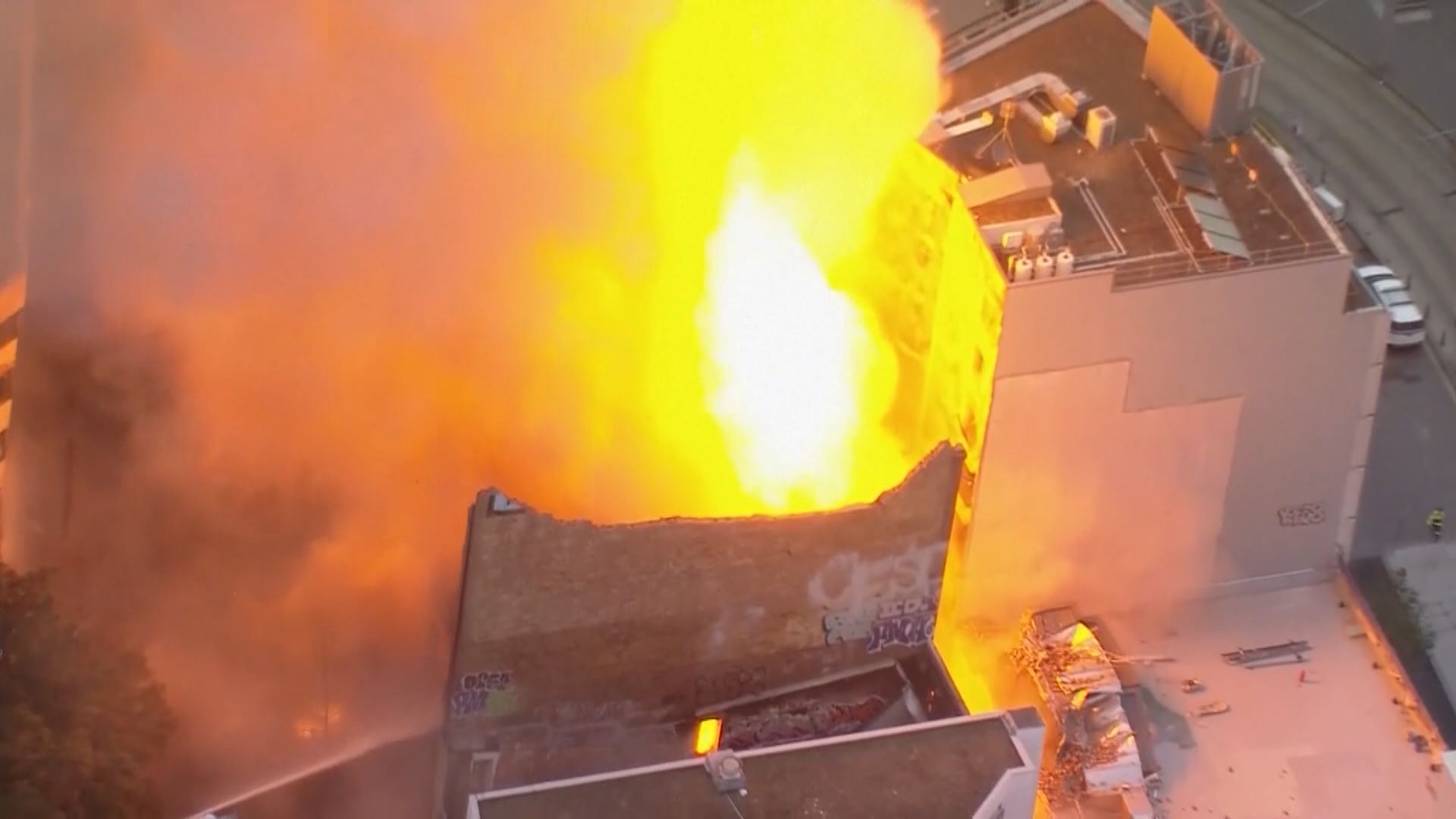 悉尼一棟廢棄工廠大火 部分牆身倒塌