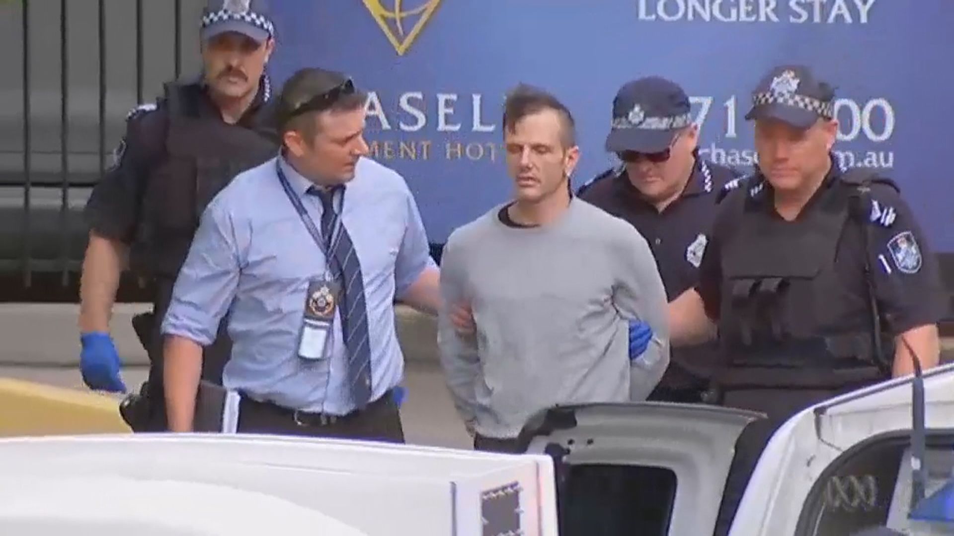 澳洲兩疑犯開槍拒捕並一度反鎖單位內