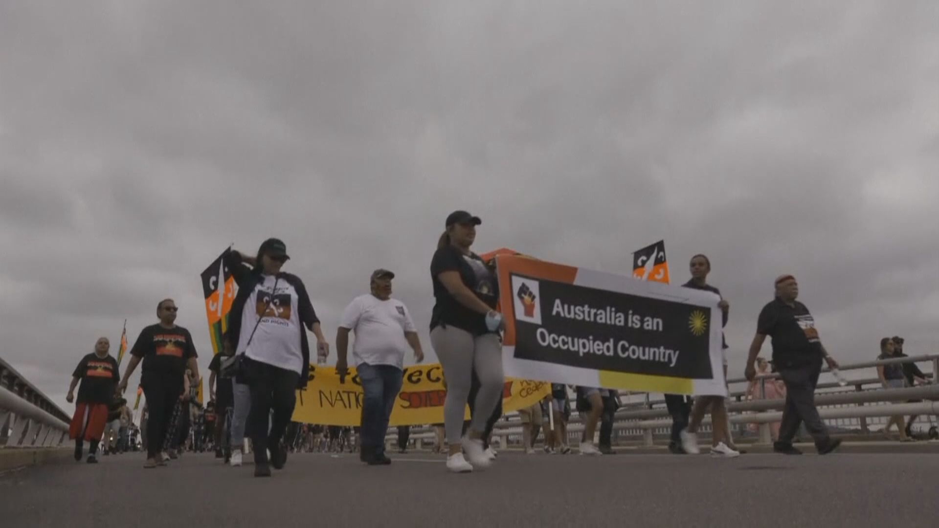 澳洲國慶日多地示威抗議壓迫土著