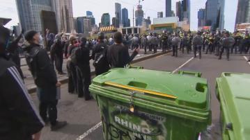 澳洲墨爾本一個軍事博覽會場外有大規模反戰示威