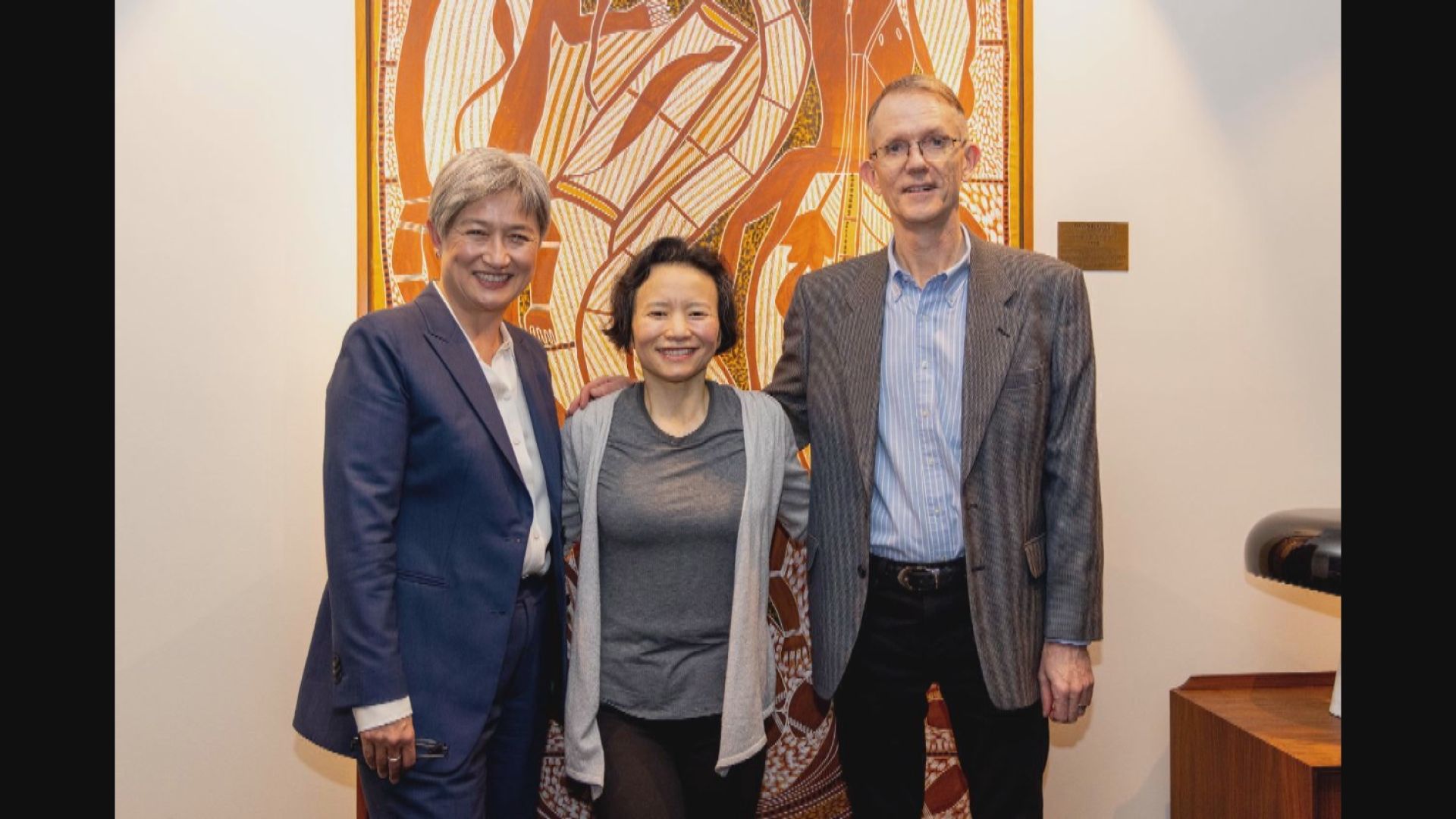 澳籍華裔記者成蕾刑滿被驅逐返抵墨爾本 外交部：願同澳方一道推動關係持續改善