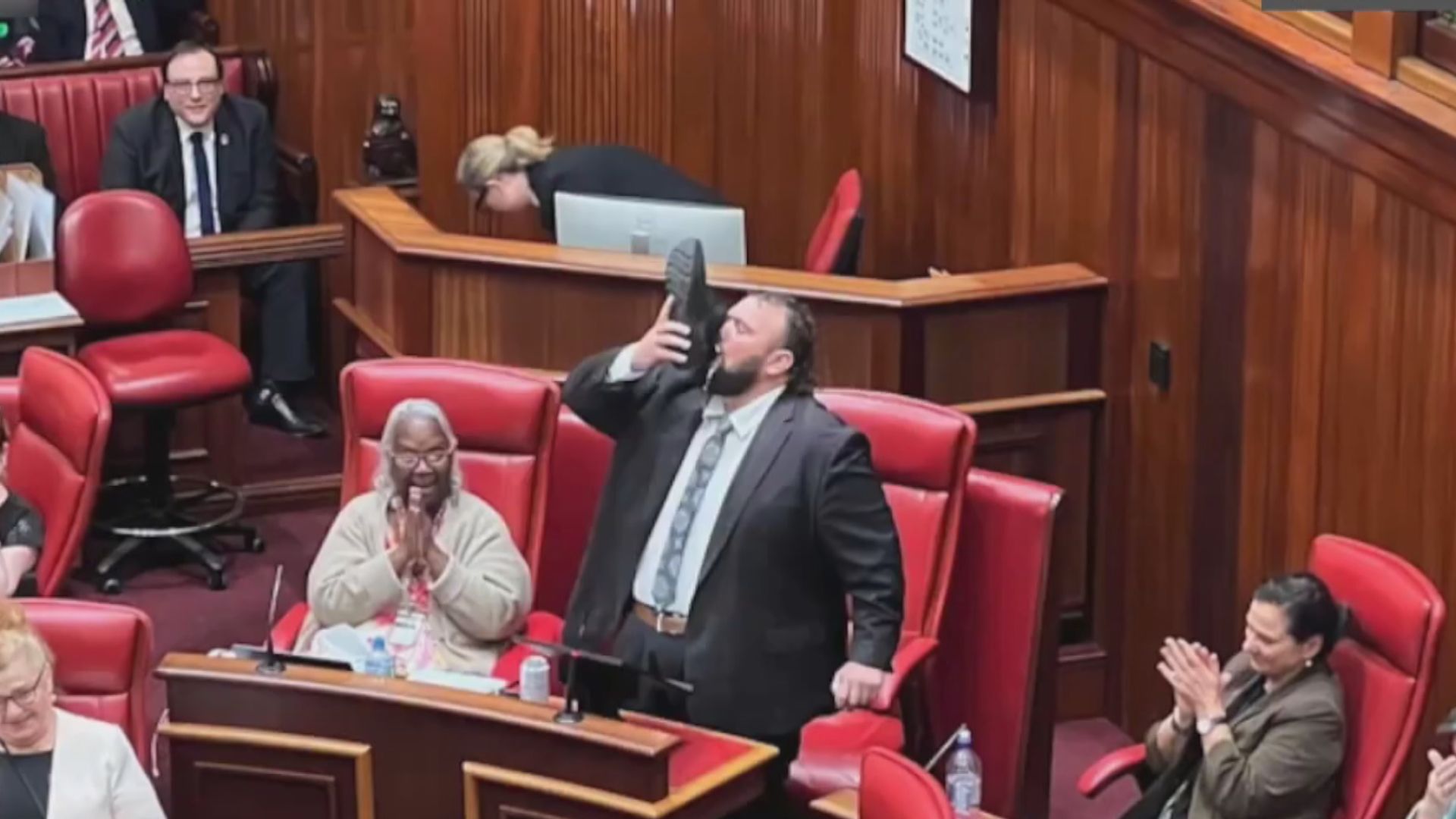 澳洲「飲鞋酒」慶祝方式引熱議　名人效應將「另類文化」發揚光大