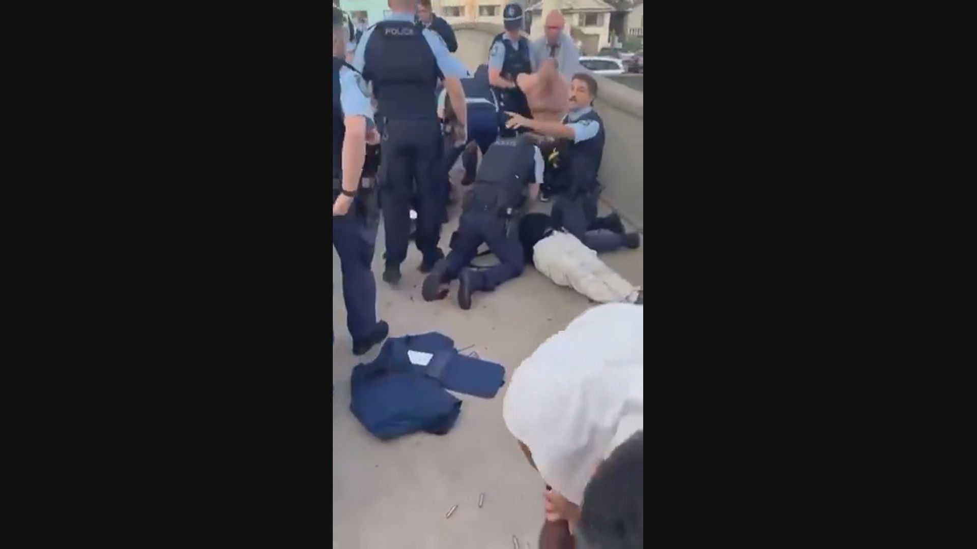 澳洲悉尼邦迪海灘發生槍擊案　據報至少三死