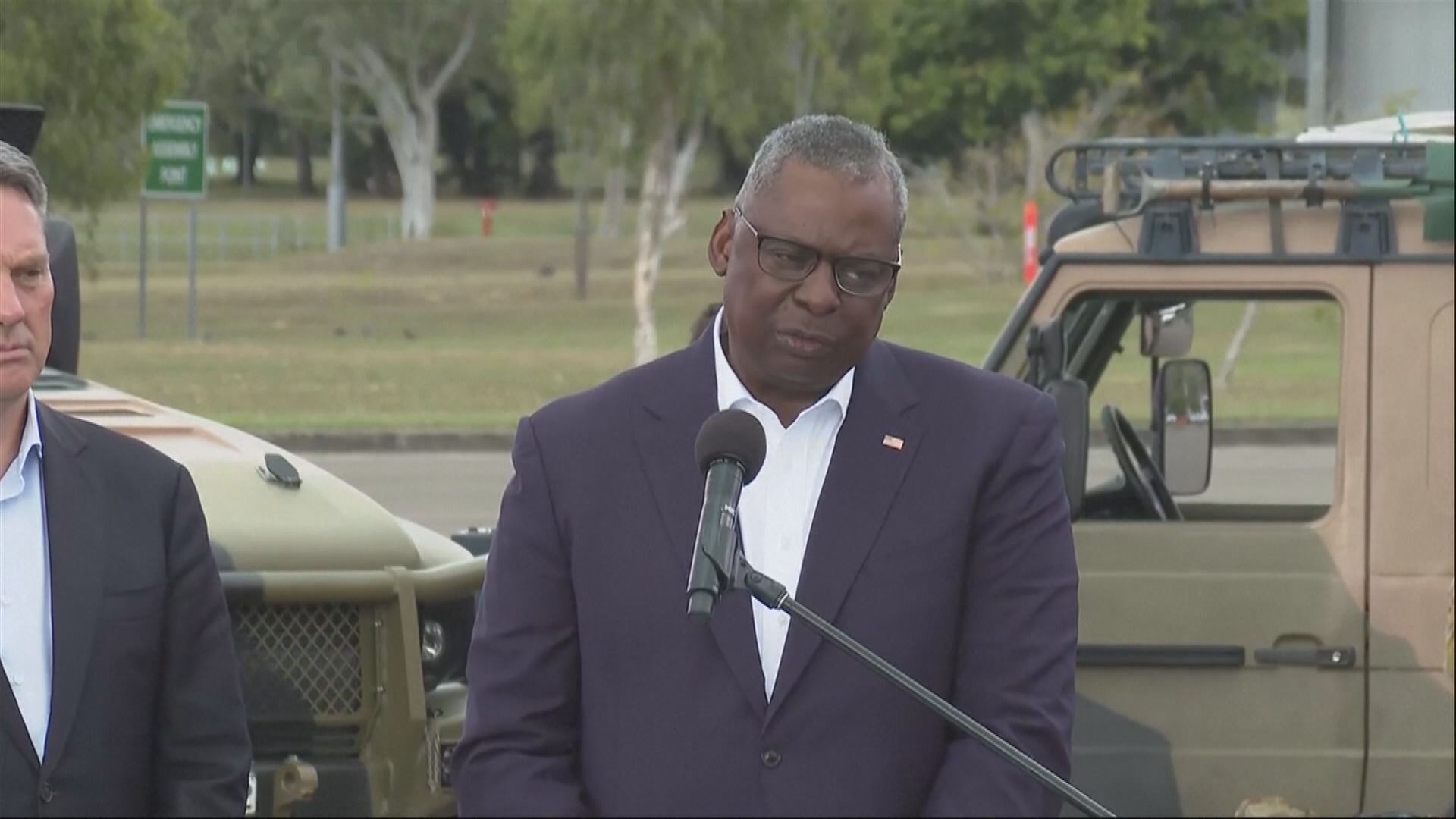 奧斯汀轉到澳洲昆士蘭州軍營視察