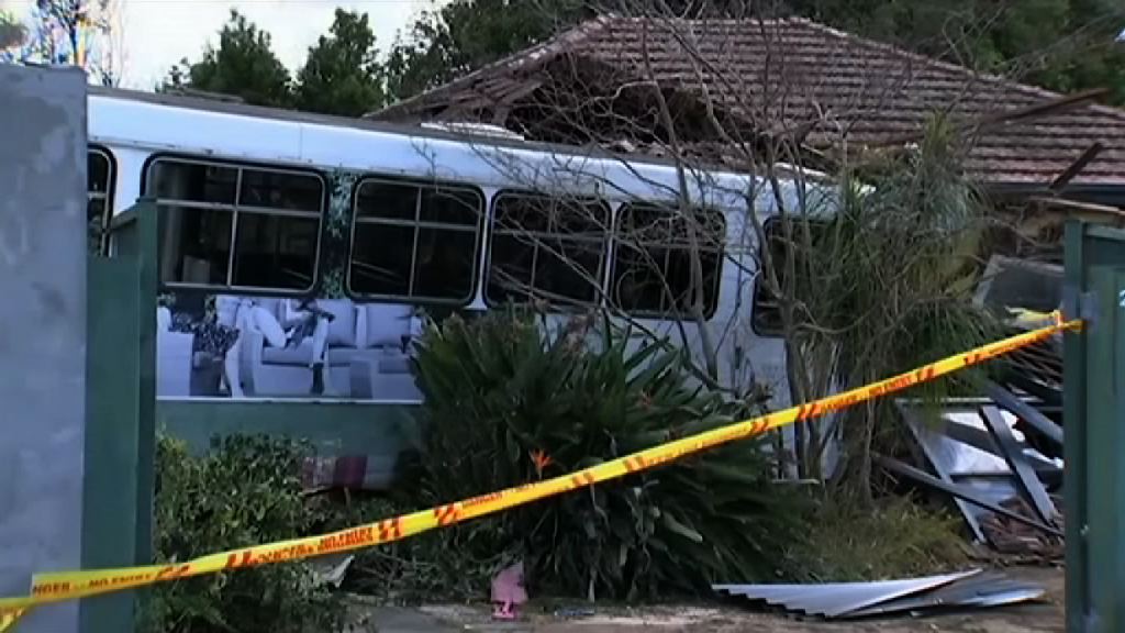 悉尼有巴士衝入民居　三人傷