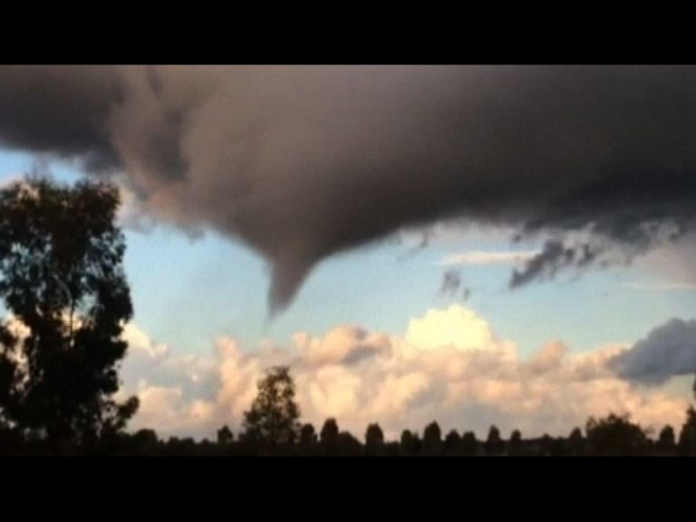 澳洲東南部現龍捲風和暴雨