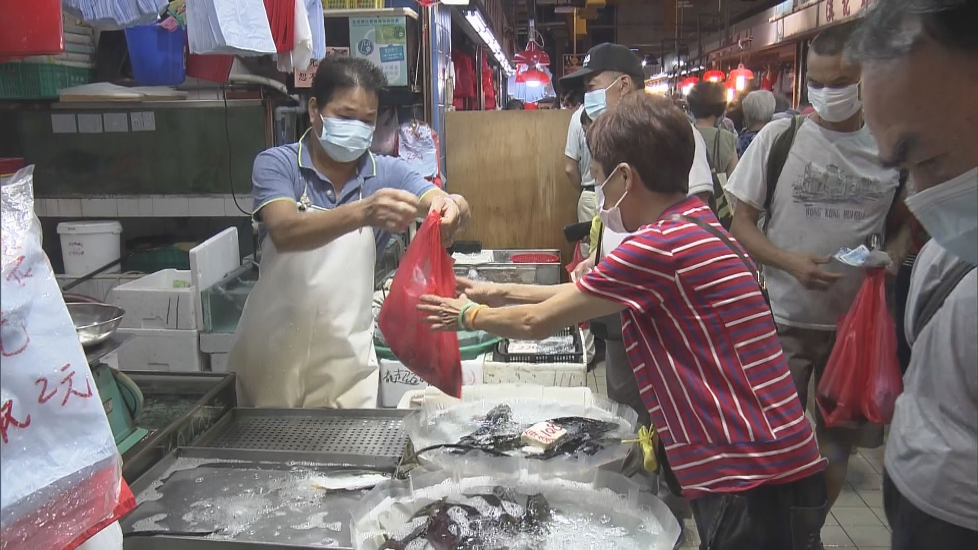 疫情下市民選擇留家做節　街市人頭湧湧