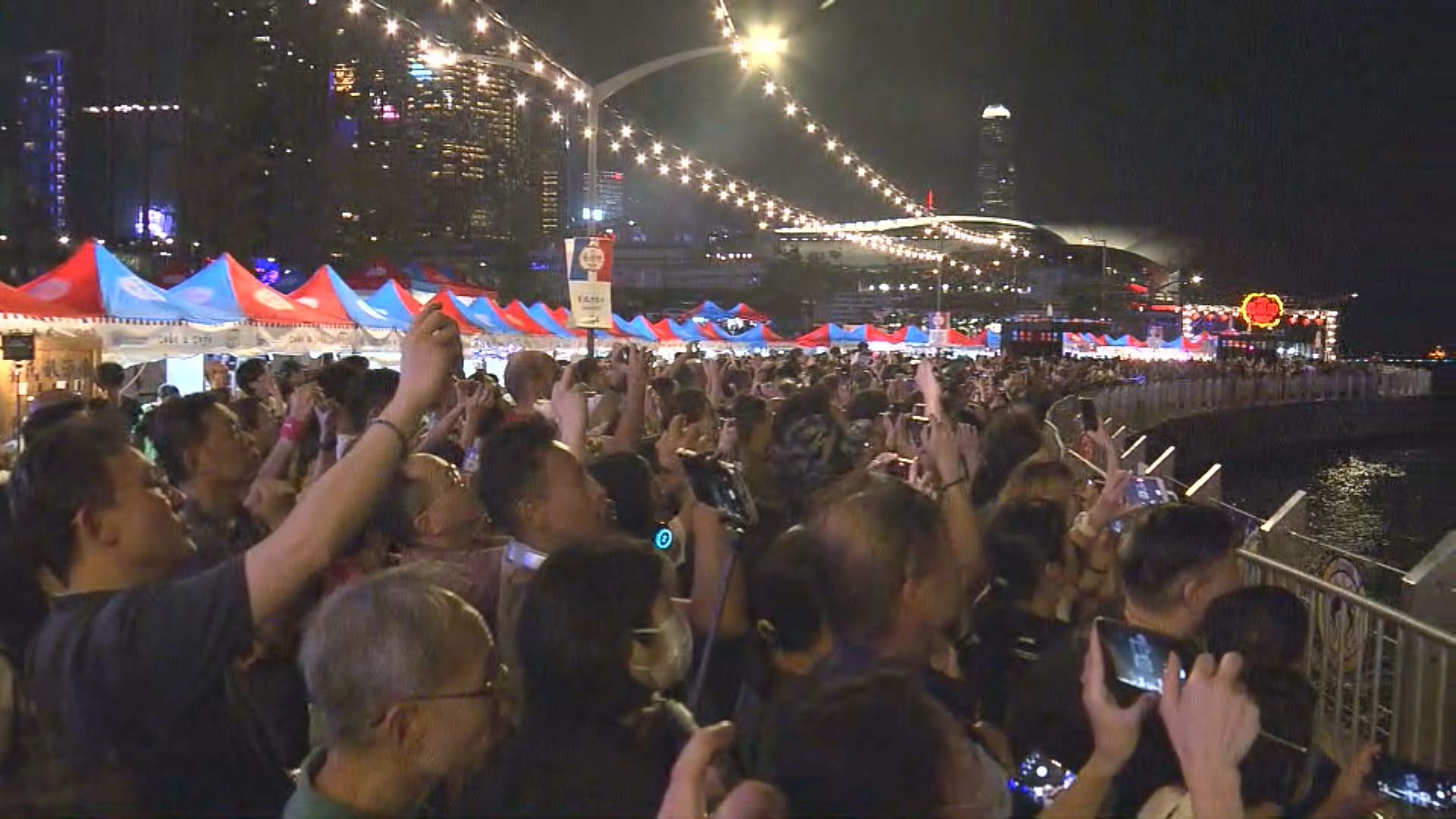 灣仔海濱藝遊坊中秋夜人頭湧湧 李家超到堅尼地城海濱夜市視察