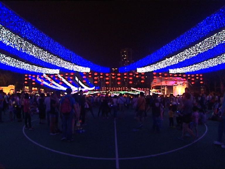 大批市民出席維園中秋綵燈會