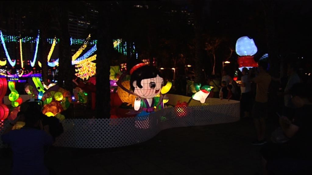 市民參與維園綵燈會慶中秋