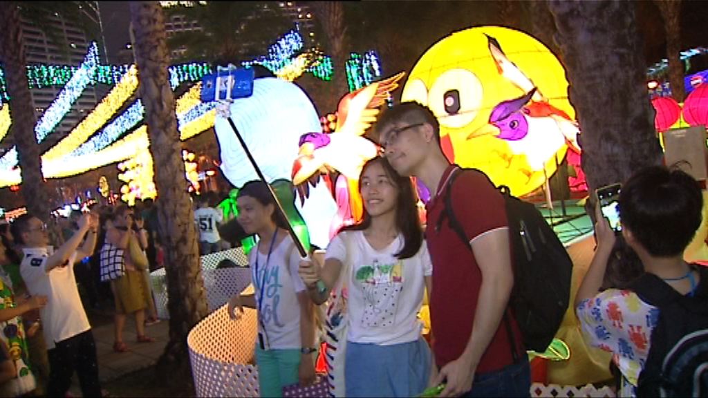 中秋夜大批市民到維園賞花燈