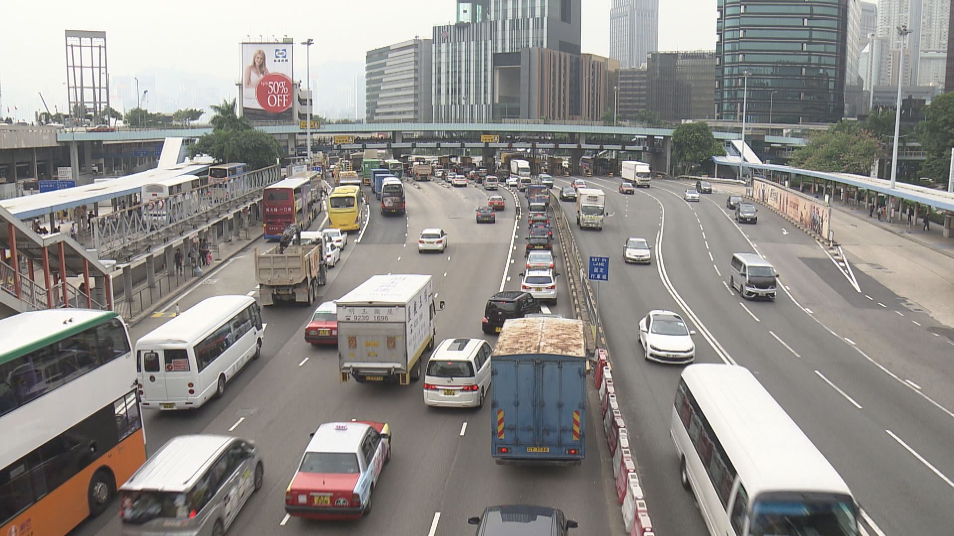 有駕駛人士指加稅不影響駕駛及買車意欲