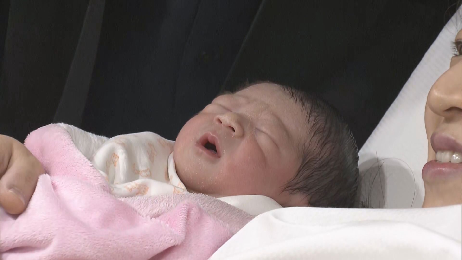 港安醫院兩女嬰搶閘出世為新年元旦BB