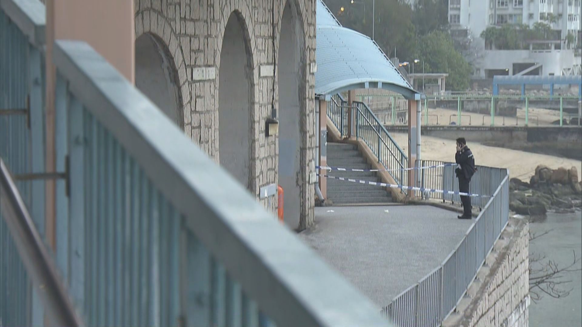 荃灣女嬰從天橋墮地昏迷母親助查