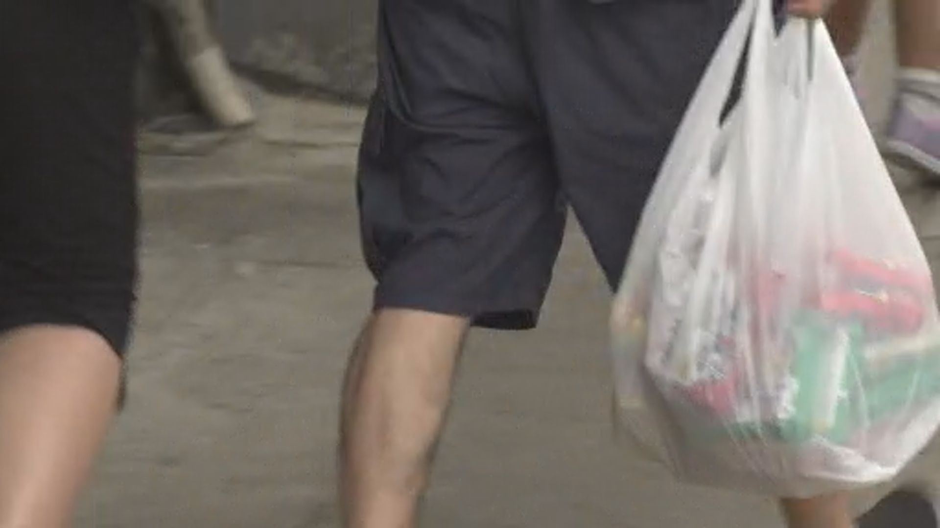 政府稱對加膠袋徵費至2元持開放態度