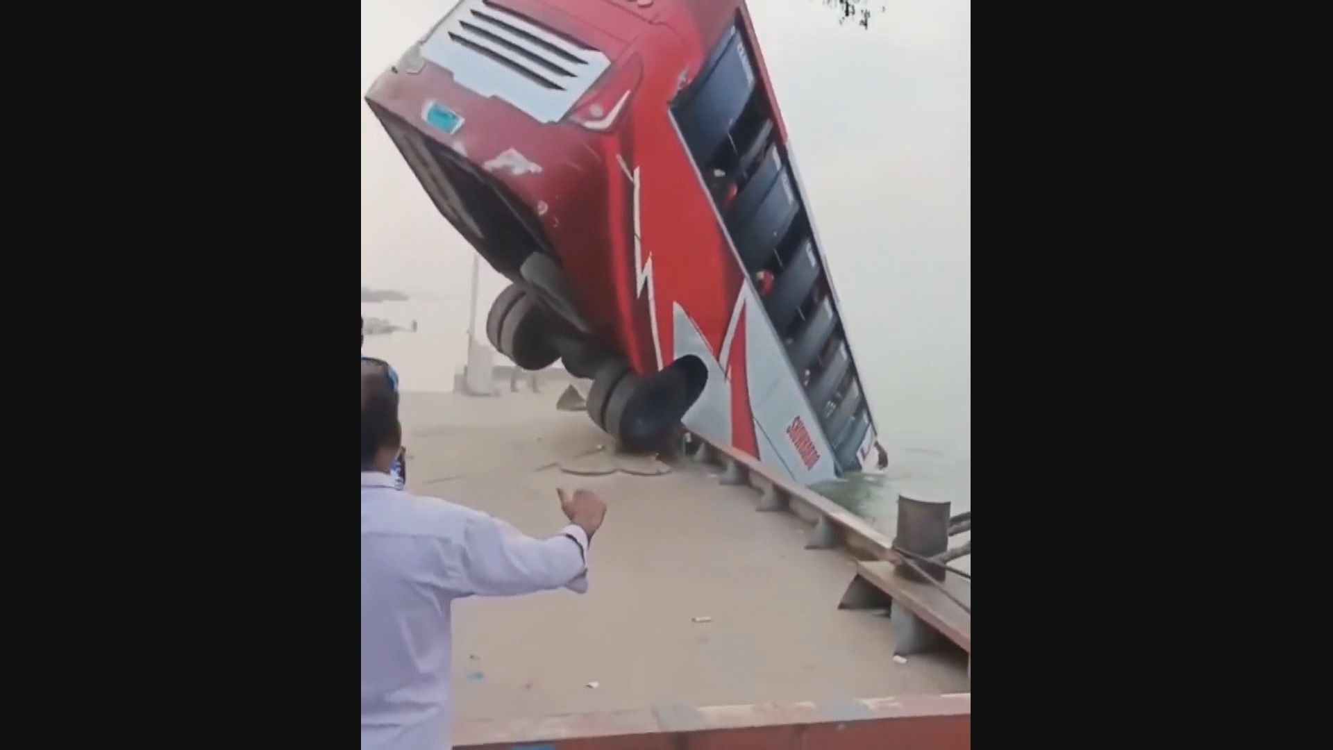 孟加拉巴士衝落河至少24死　多名乘客被困車內