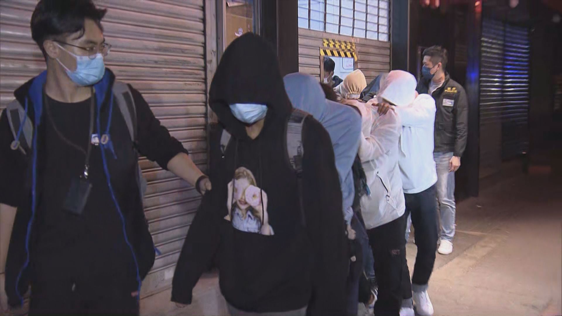 警搗破觀塘無牌樓上酒吧拘二十一人