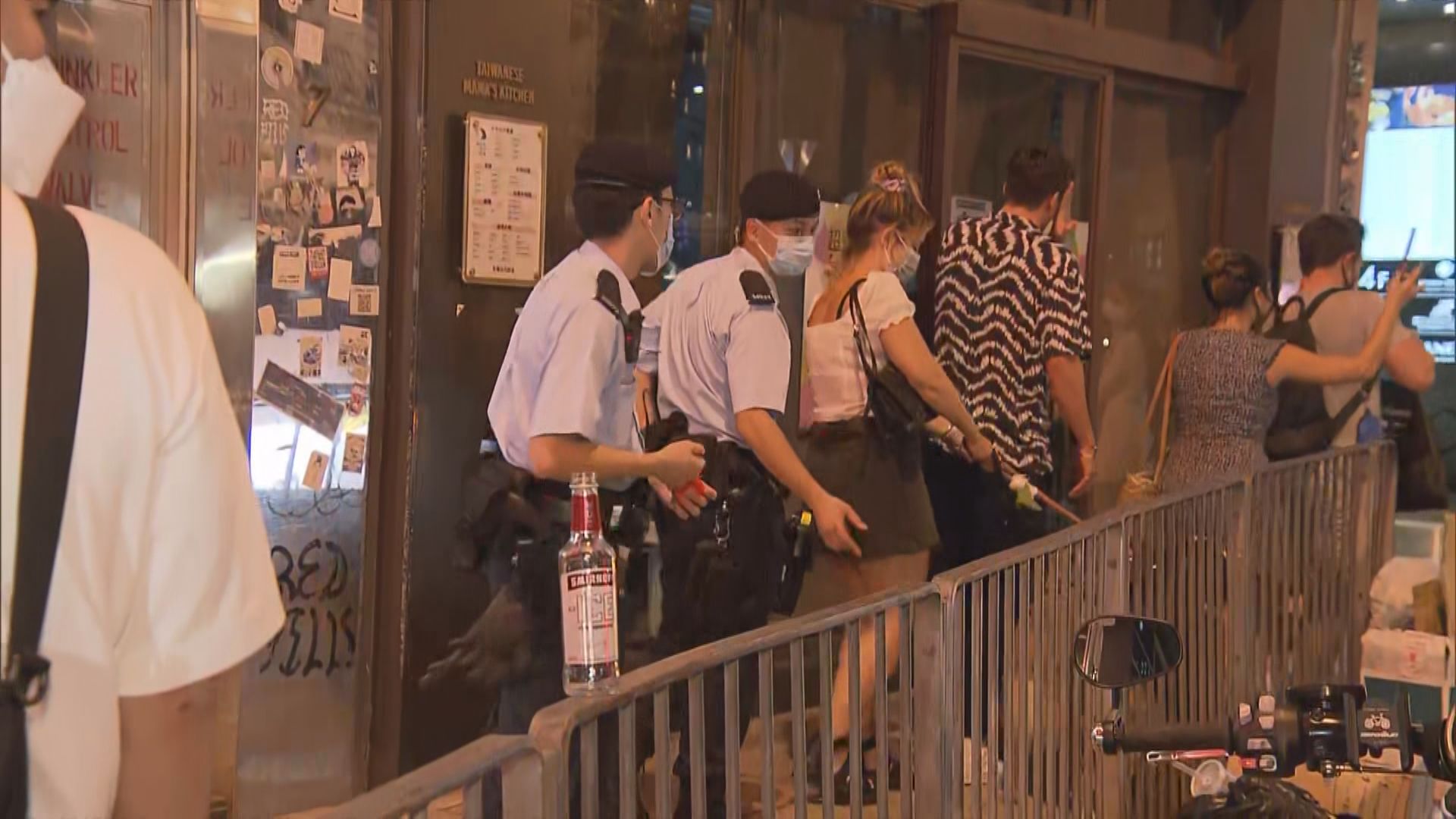警方到蘭桂坊巡查酒吧有否違犯防疫規例