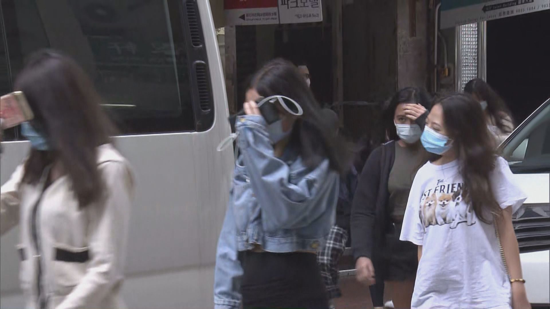 尖沙咀一酒吧凌晨有近百人聚集消遣　涉違營業時間限制