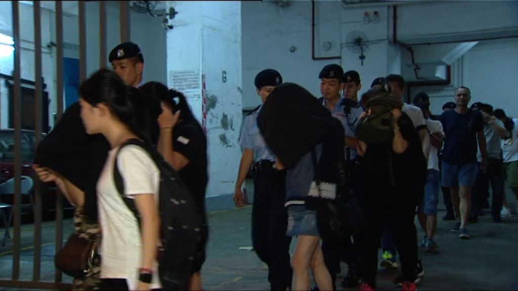警搗屯門兩間無牌酒吧拘42人