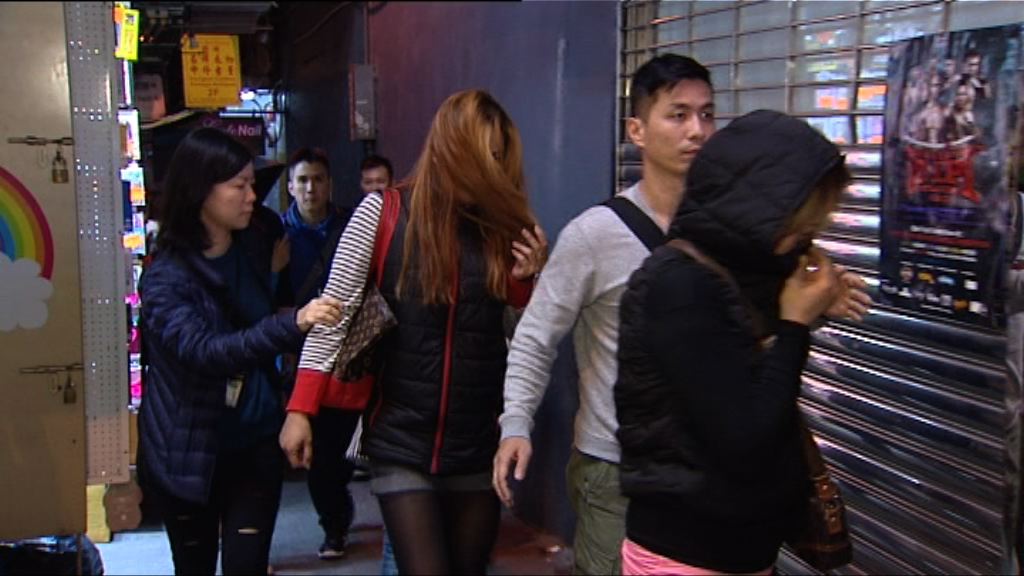 警方中區打擊無牌賣酒拘34人