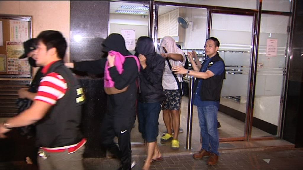 警方搗破工廈無牌酒吧拘十九人