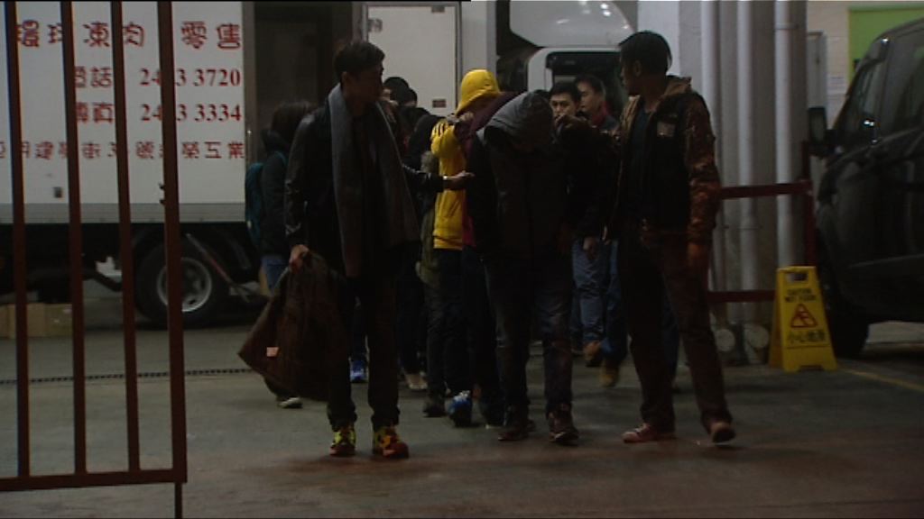 警方搗破工廈無牌酒吧拘28人