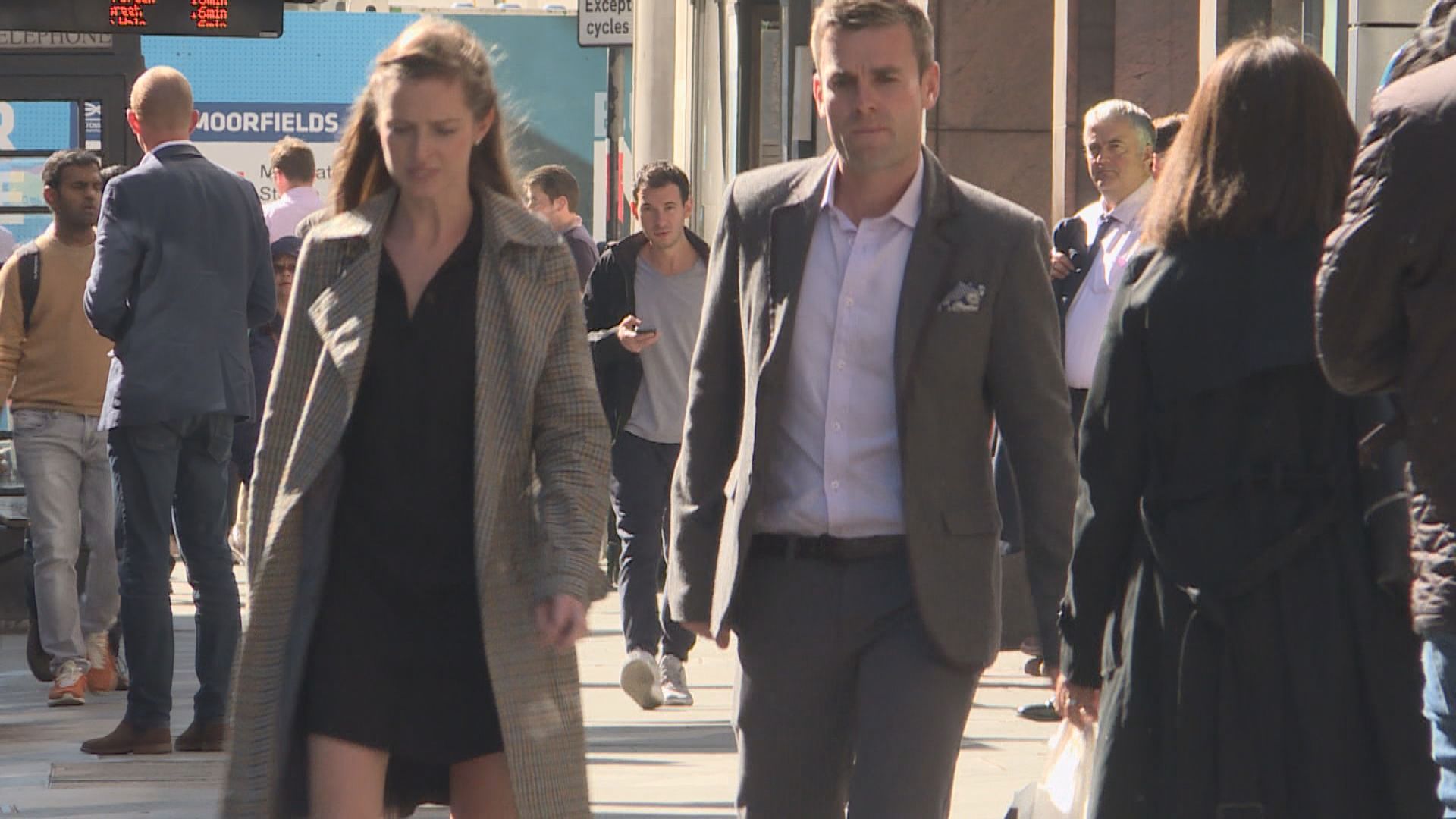 外電：巴克萊裁減全球投行員工約300人