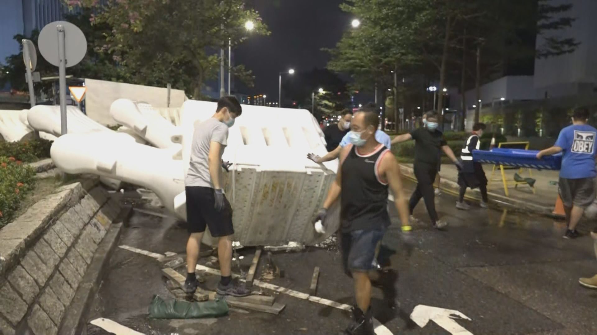 警方拆走政府總部及特首辦一帶水馬