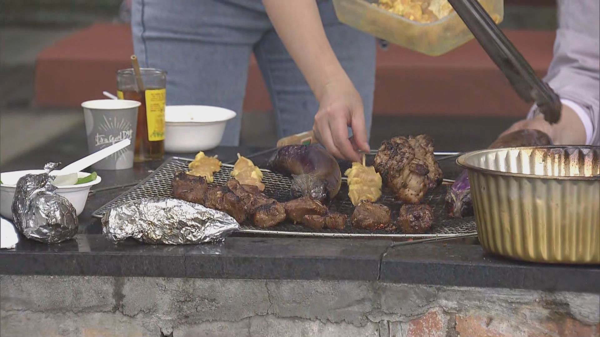 政府轄下燒烤場重開後首個周六重現「圍爐」場景