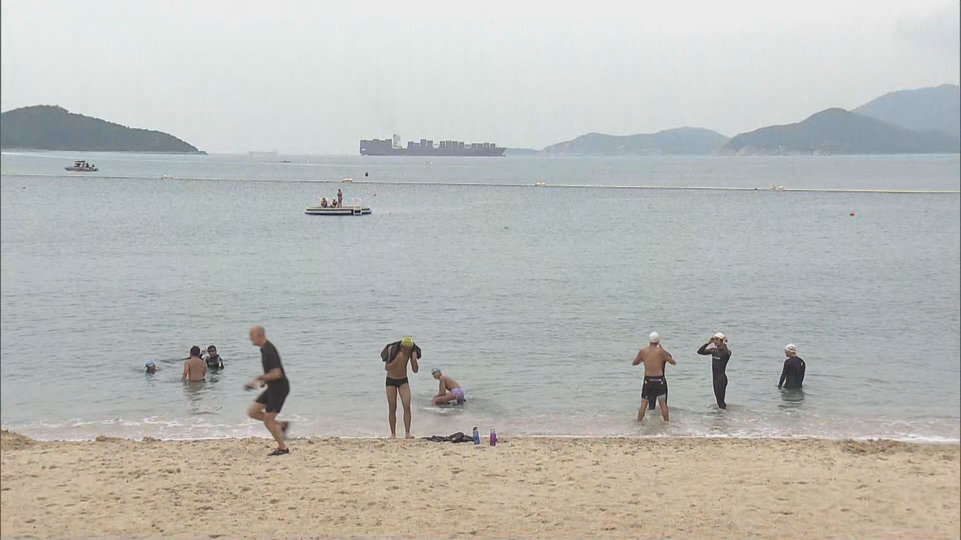 有市民無視限聚令到沙灘玩樂　康文署稱會加強巡邏