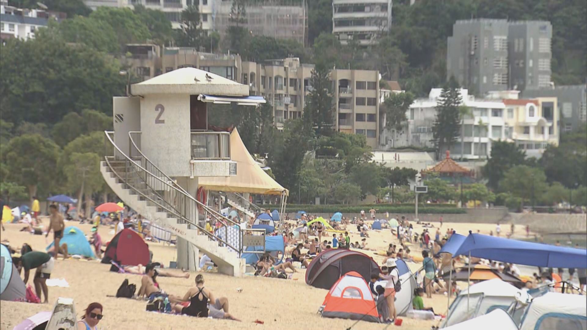 泳灘重開後首個周末重現人群