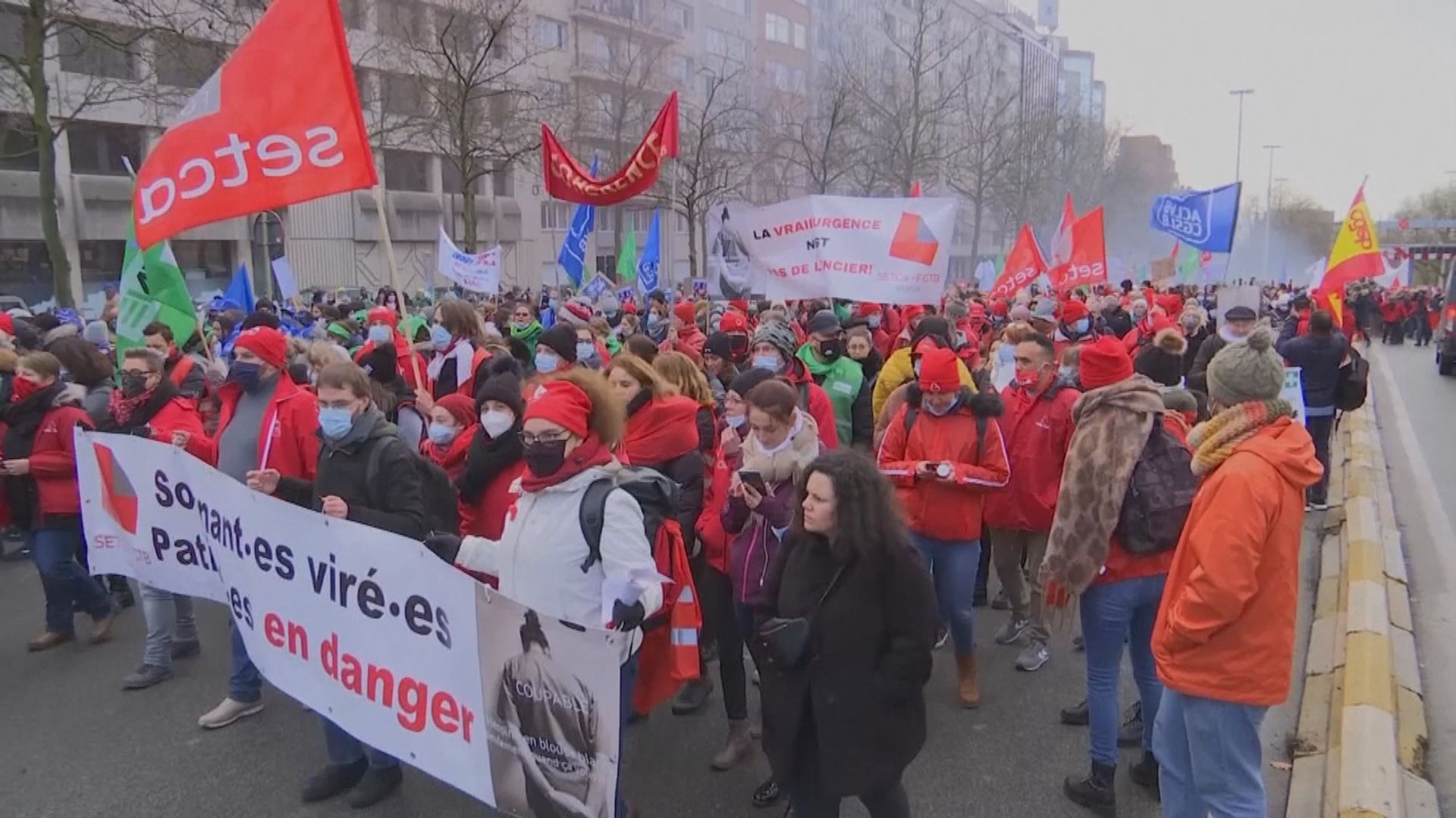 比利時大規模示威抗議政府強制醫護接種新冠疫苗