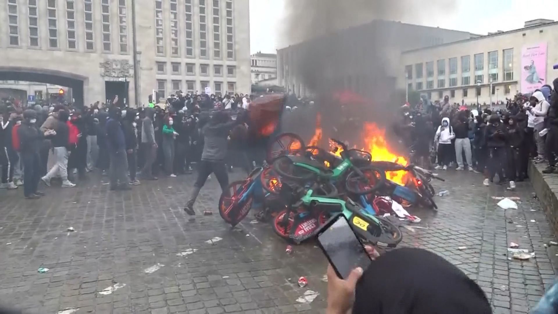 比利時民眾抗議財政緊縮政策　爆發警民衝突 